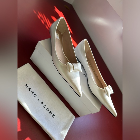NWOT Marc Jacobs Satin Creme Point Toe Flats - Never Worn! Size 38 - Picture 2 of 8